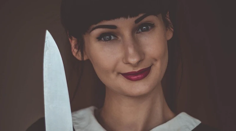 Žena s nožem