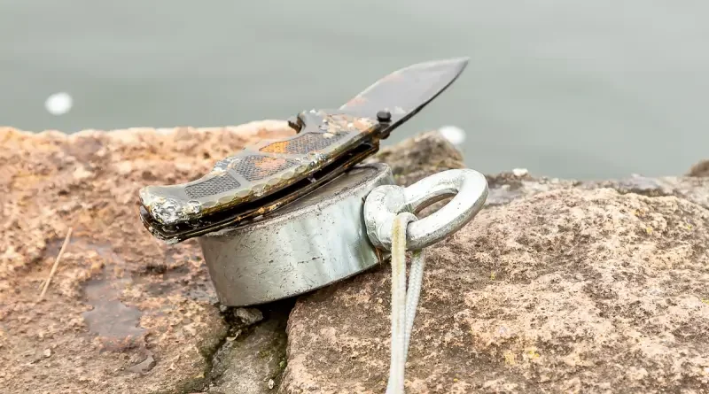 Magnet fishing