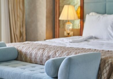 Tajemství hotelového povlečení: proč je vždy tak dokonale bílé Hotelový pokoj